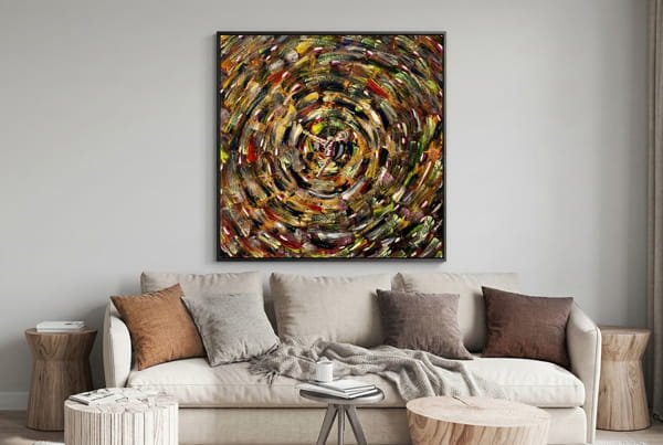 "Apsuptyje" - didelis paveikslas virš sofos.