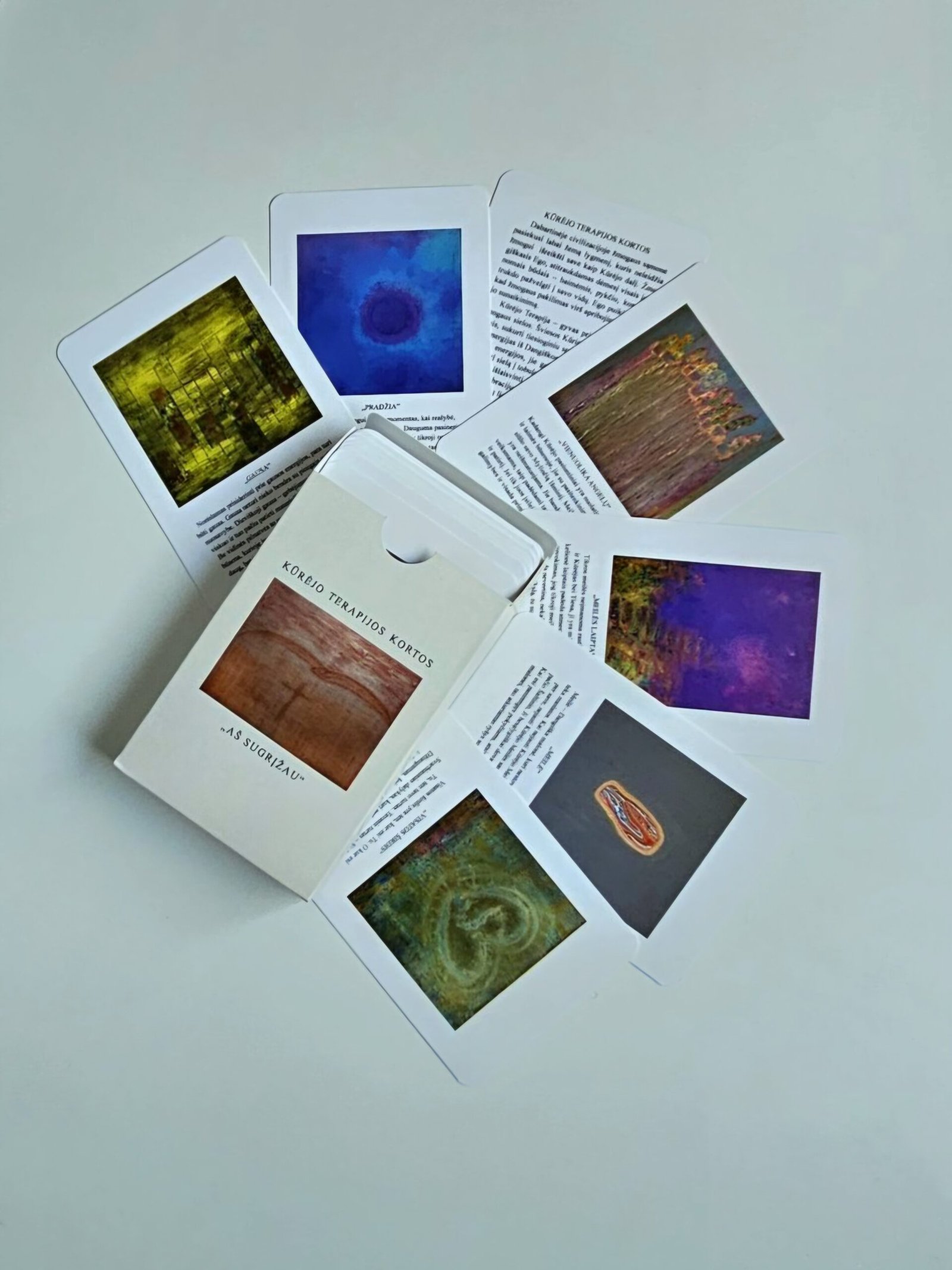 Kūrėjo terapijos kortos „Šviesos stulpai“ — išskleista kaladė su dėžute, VC&JV art gallery.