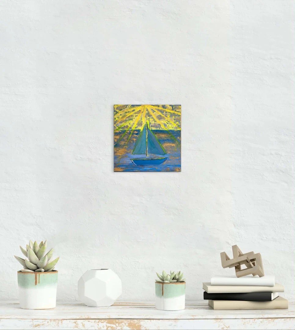 Mažo formato 20×20 cm energinio paveikslo „Saulės spinduliais“ reprodukcija ant baltos sienos šalia sukulentų.